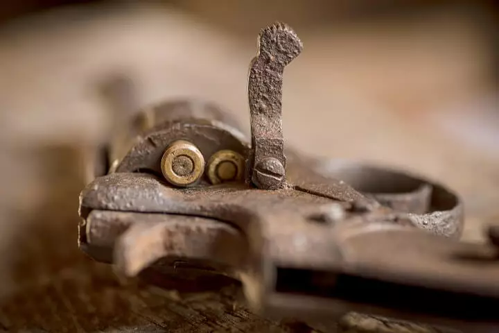 Revólver oxidado viejo - Cómo quitar y prevenir la oxidación en tus armas de fuego