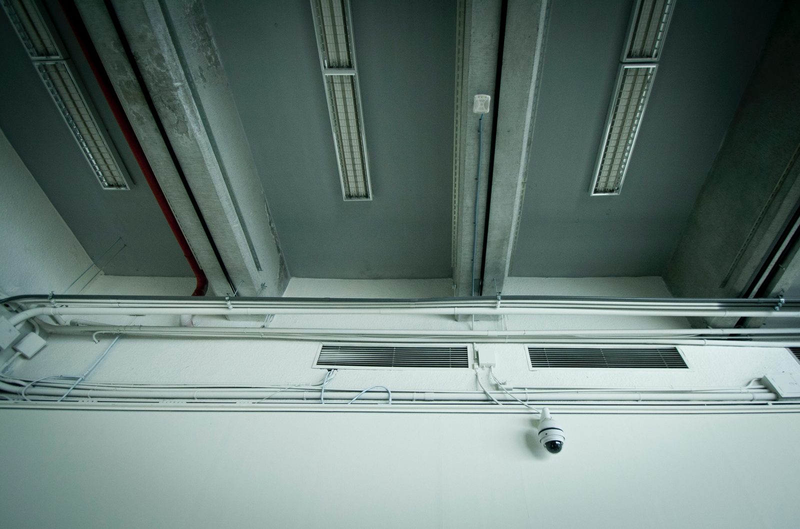 17 escondites secretos para tus objetos de valor 1 white CCTV camera on white wall