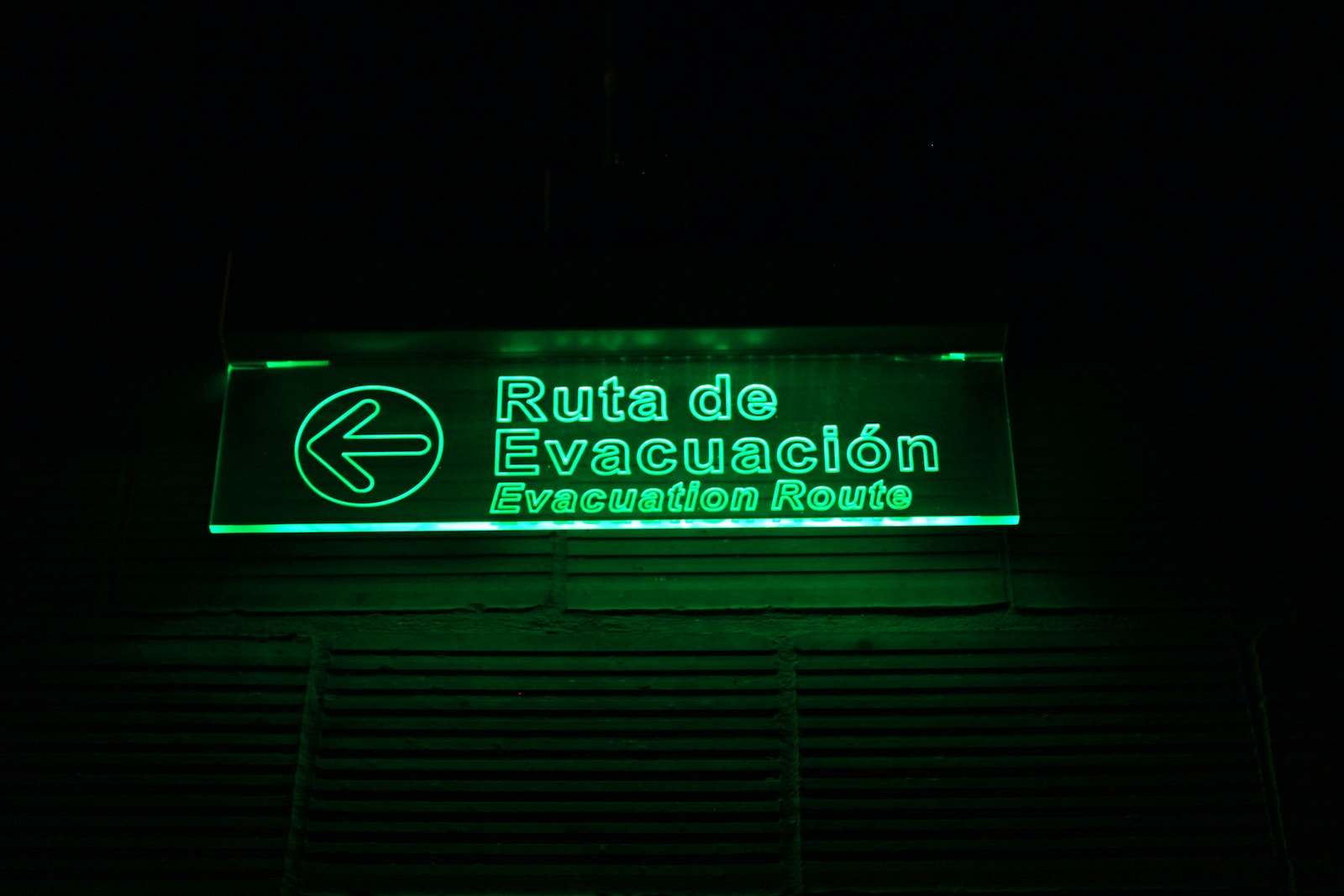 ruta de evacuacion signage